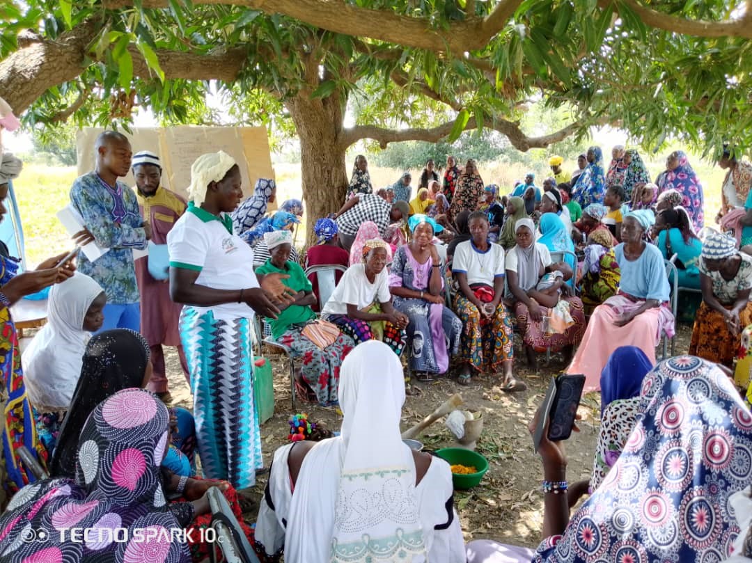 Groep mensen in een kring in Burkina Faso