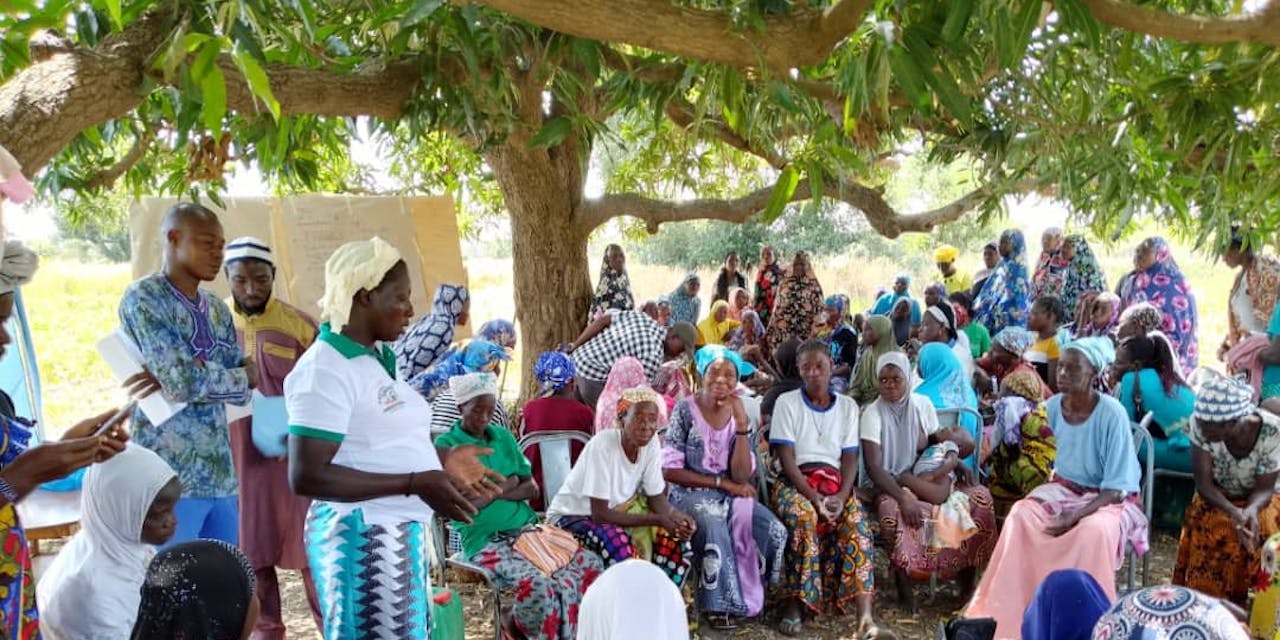 Groep mensen in een kring in Burkina Faso