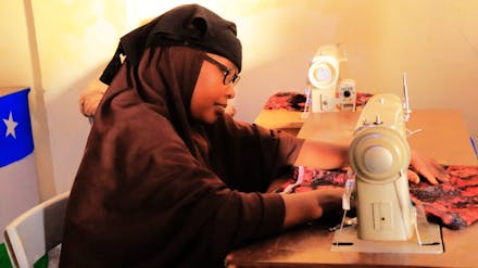 Fartun Yuusuf aan het werk in eigen zaak