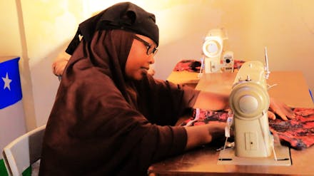 Fartun Yuusuf aan het werk in eigen zaak