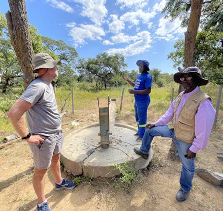 Mensen bij een waterput