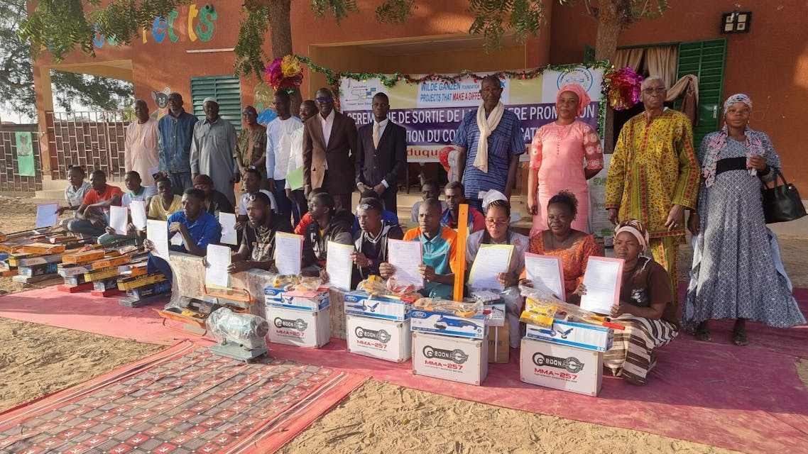 Jonge ondernemers ontvangen diploma in Burkina Faso.