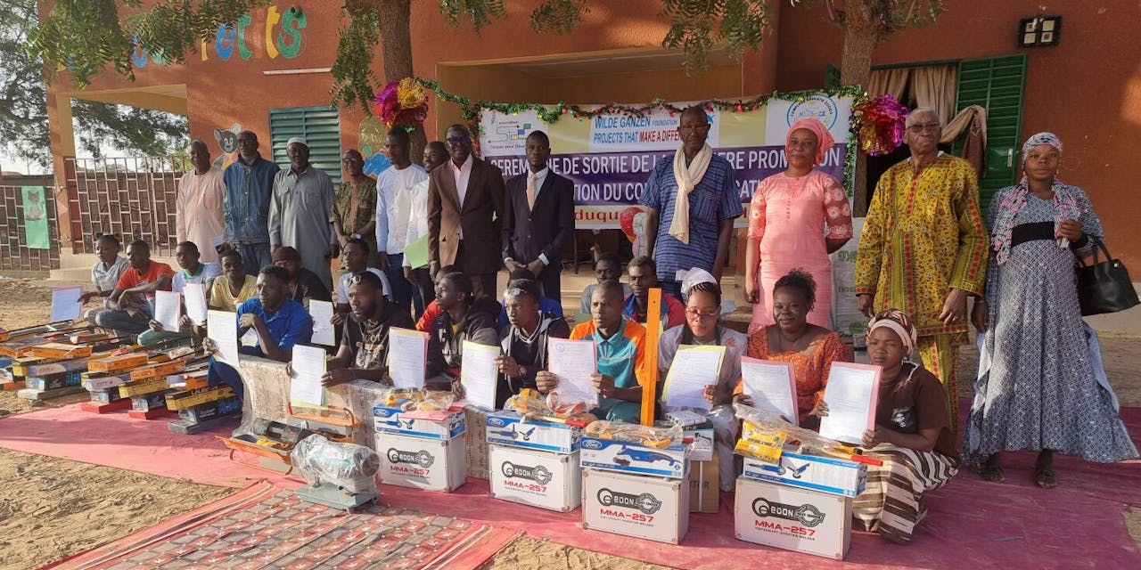 Jonge ondernemers ontvangen diploma in Burkina Faso.