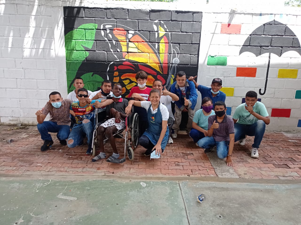 Een groep kinderen poseert voor een muurschildering in Colombia.