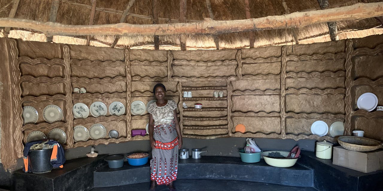 Een vrouw in haar keuken in Zimbabwe