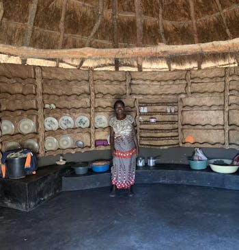 Een vrouw in haar keuken in Zimbabwe