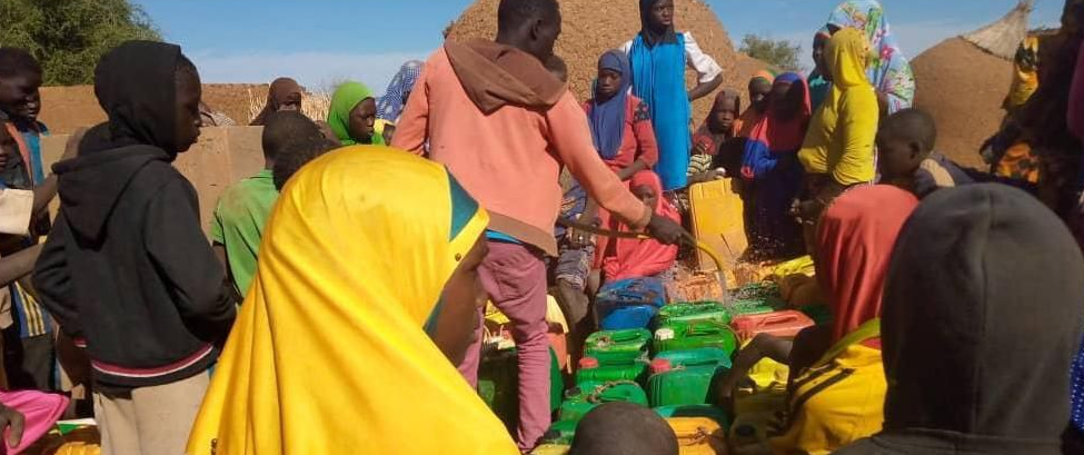In Niger wachten mensen bij een waterpomp om jerrycans met water te vullen.