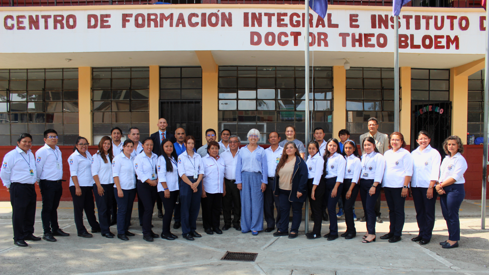Studenten in uniform voor een school