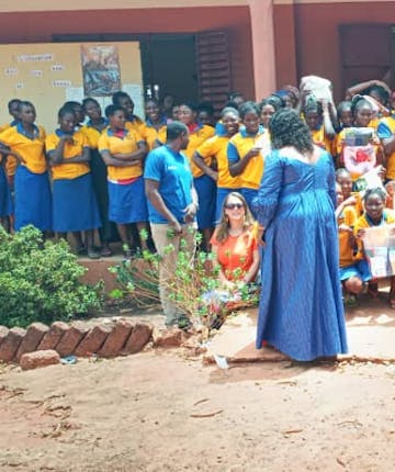 Een groep meisjes in schooluniform in Burkina Faso