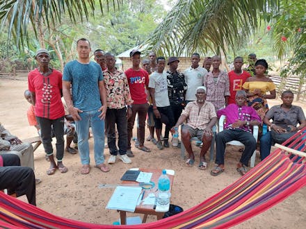 In gesprek met gemeenschap in Sierra Leone