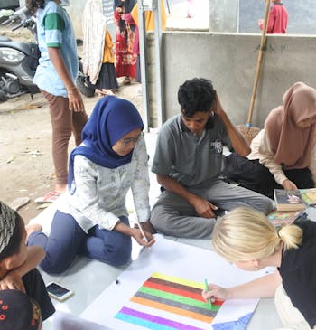 Groep jongeren op Indonesië