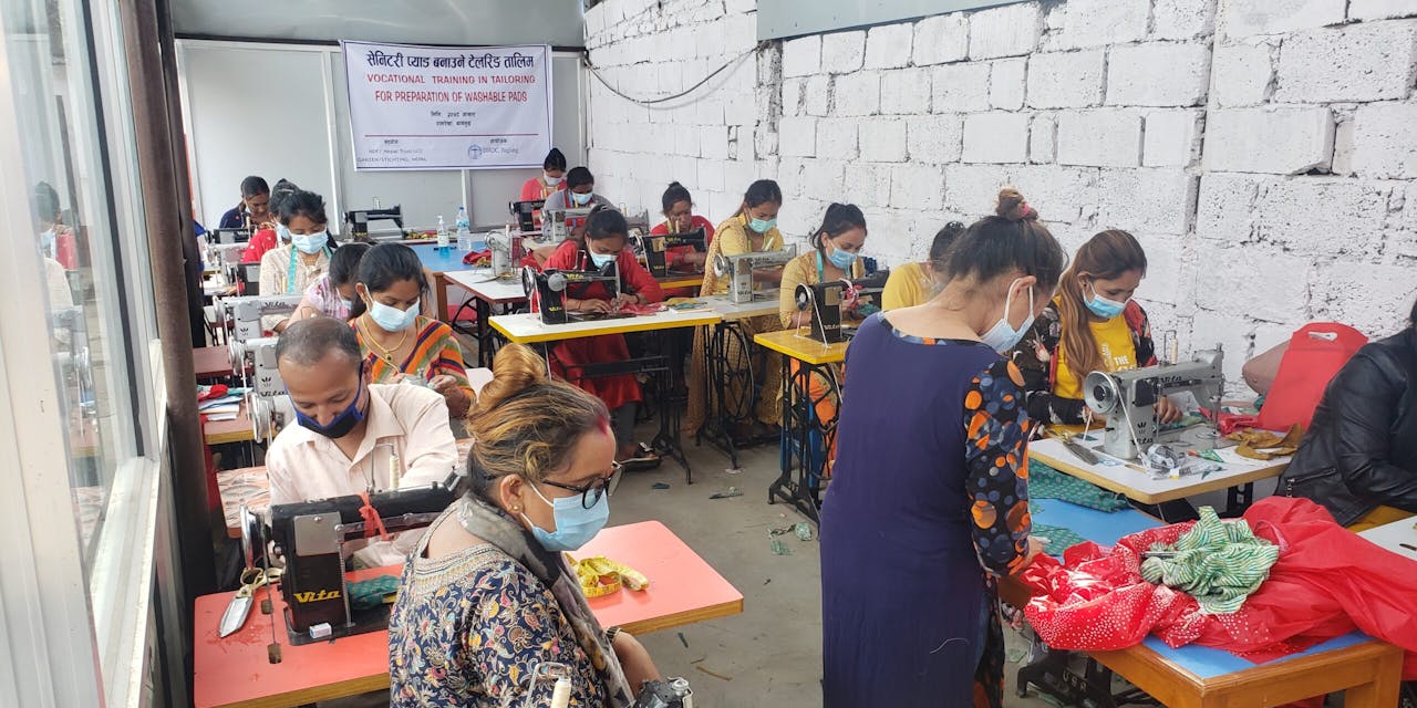Het maken van wasbaar maandverband in Nepal