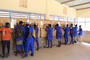 Een groep scholieren bij de elektriciensopleiding in Burkina Faso.