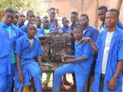 Een groep scholieren bij een vakopleiding in Burkina Faso.