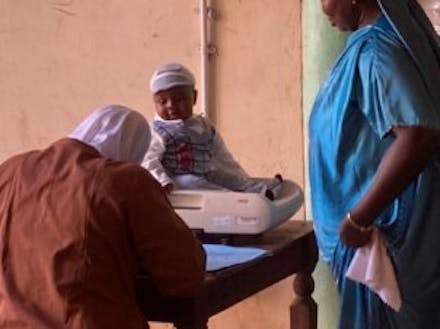 Een pasgeboren baby bij een lokaal ziekenhuis in Gambia.