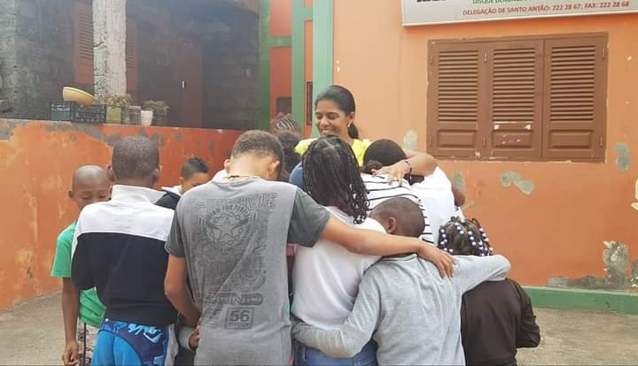 Groep straatkinderen bij een dagopvang in Kaapverdië.