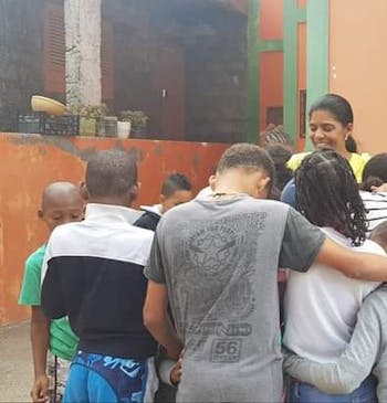 Groep straatkinderen bij een dagopvang in Kaapverdië.