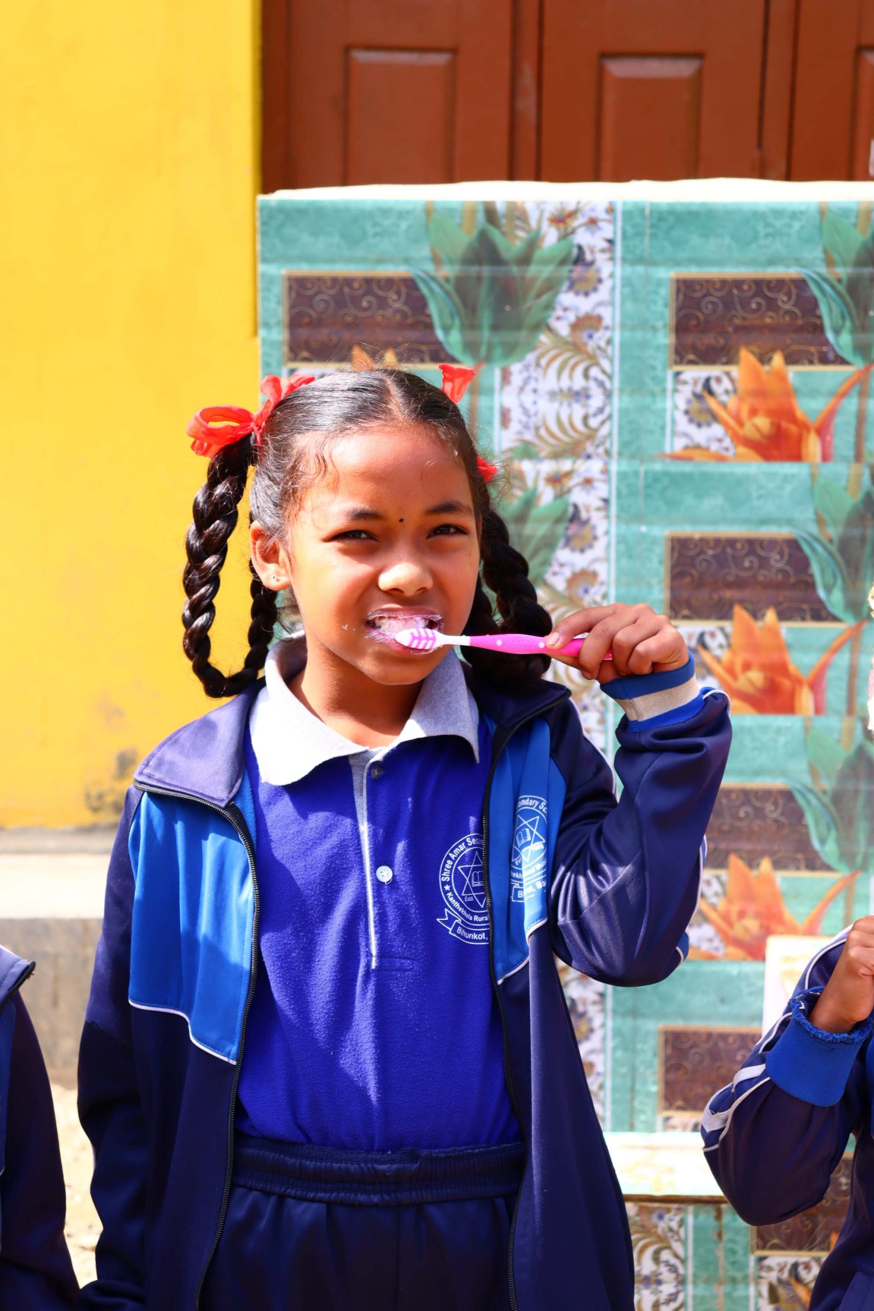 Basisschoolleerling in Nepal poetst haar tanden