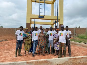 Een groep mensen bij een watertoren