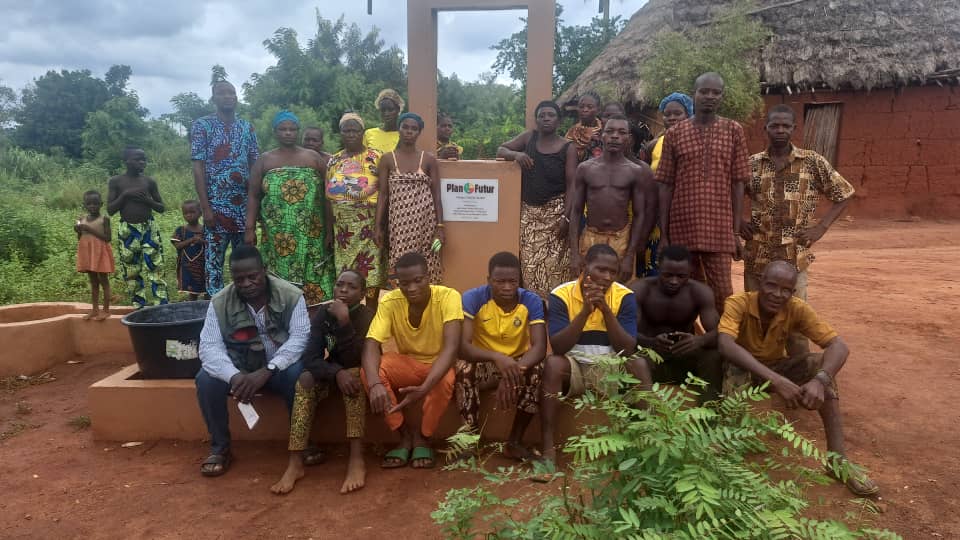 Een groep mensen bij een waterpomp in Benin