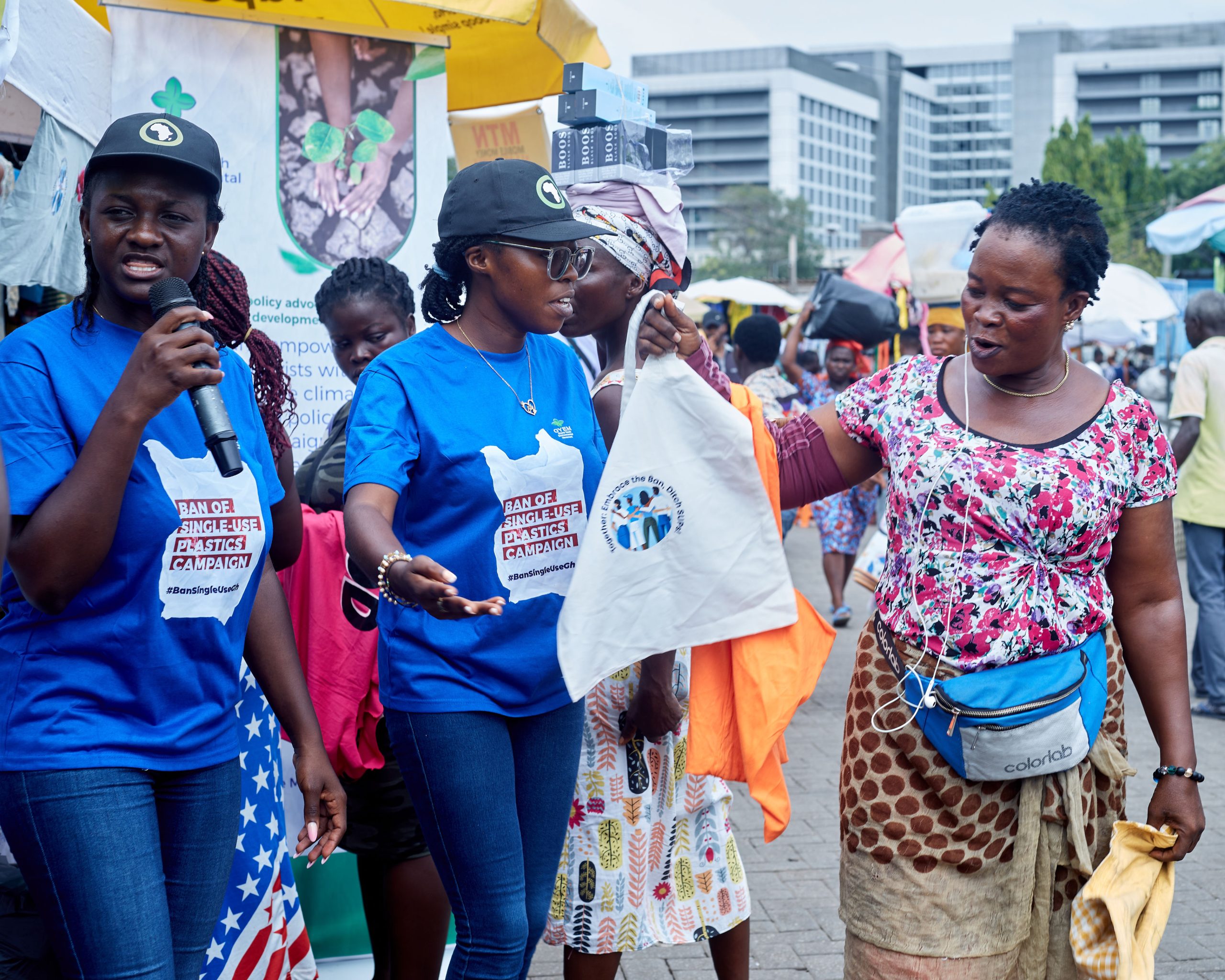 Voorlichting over plasticafval op een markt in Ghana