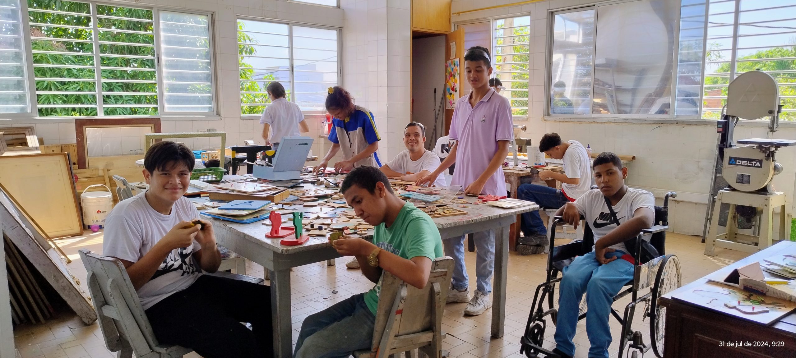 Jongeren met een beperking in Colombia bij een timmerwerkplaats
