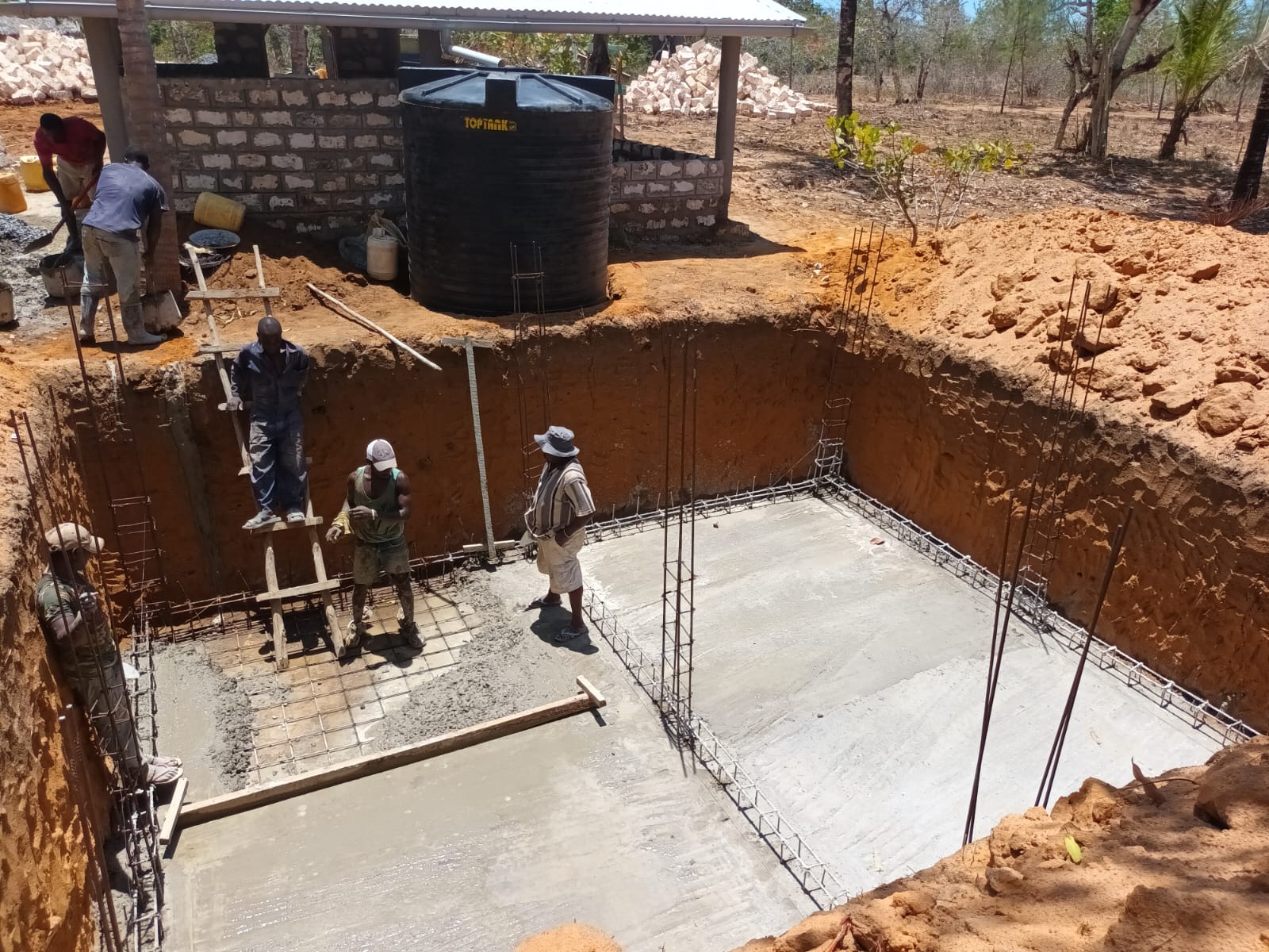 Aanleg van een ondergrondse wateropslag in Kenia.