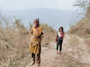 Vrouw en kind halen water