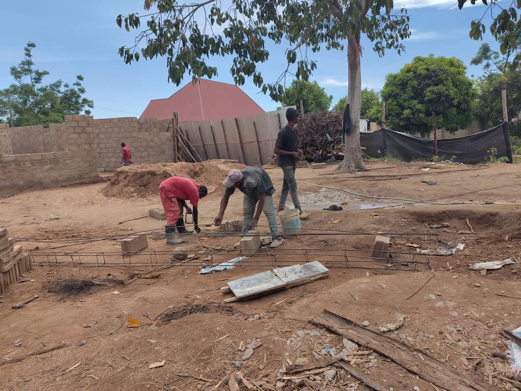 Vaklui in Tanzania tijdens de bouw van de werkplaats