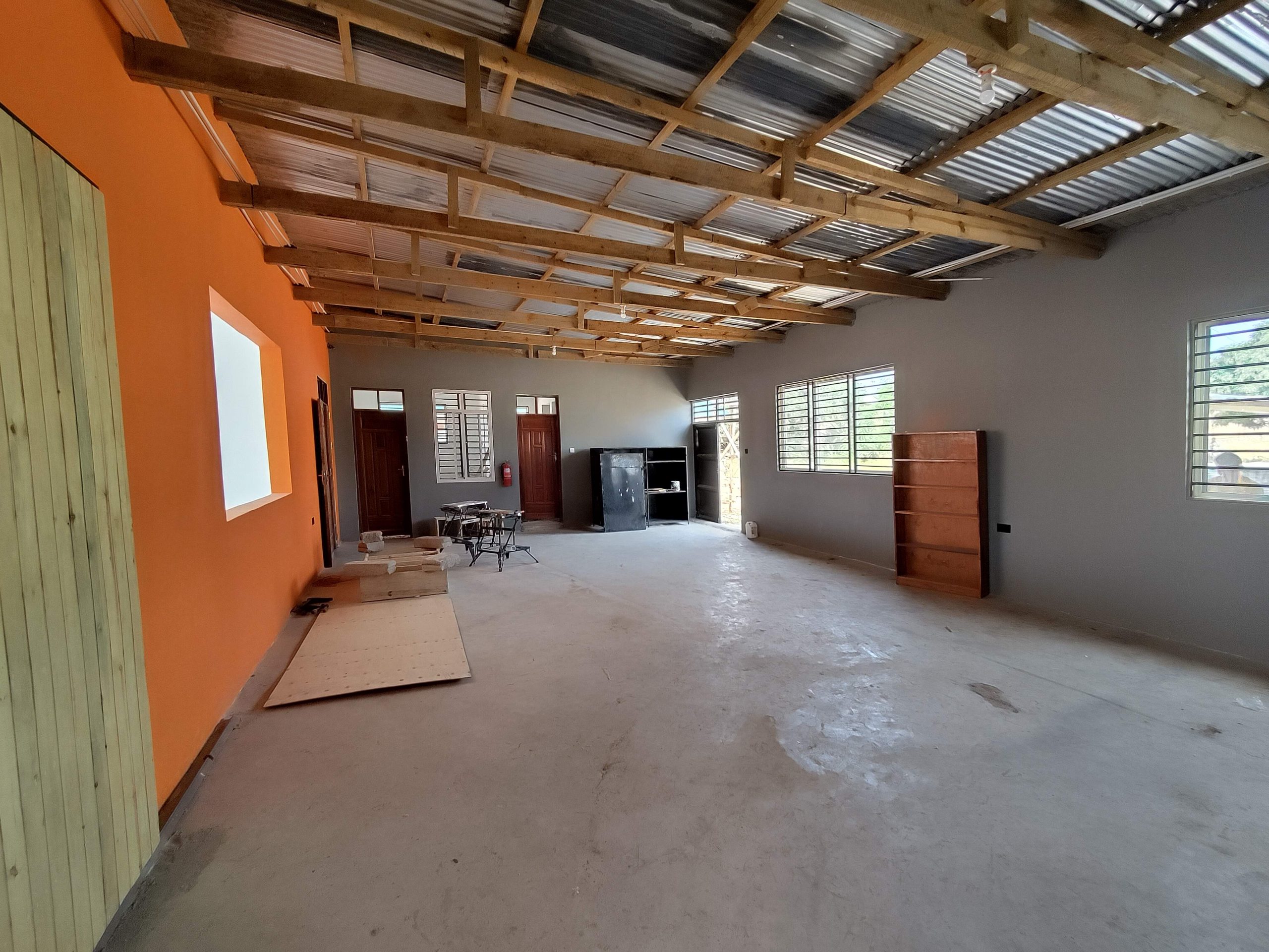 Lege kamer in de werkplaats waar straks de timmerwerkplaats komt.