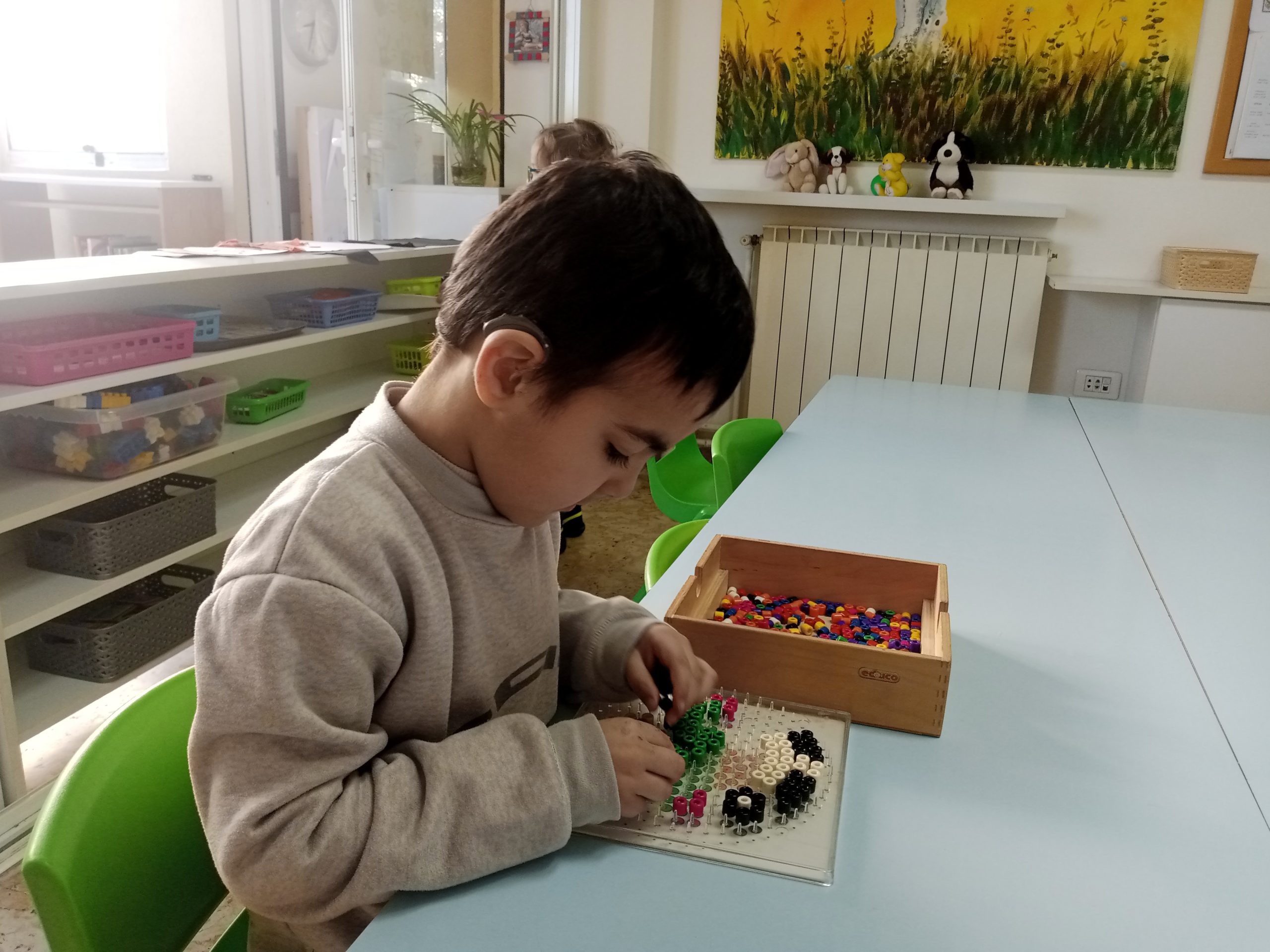 Een jongen in Libanon op een lagere school voor dove kinderen.