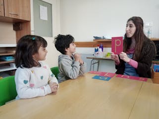 Kinderen op een opvang voor dove kinderen in Libanon.