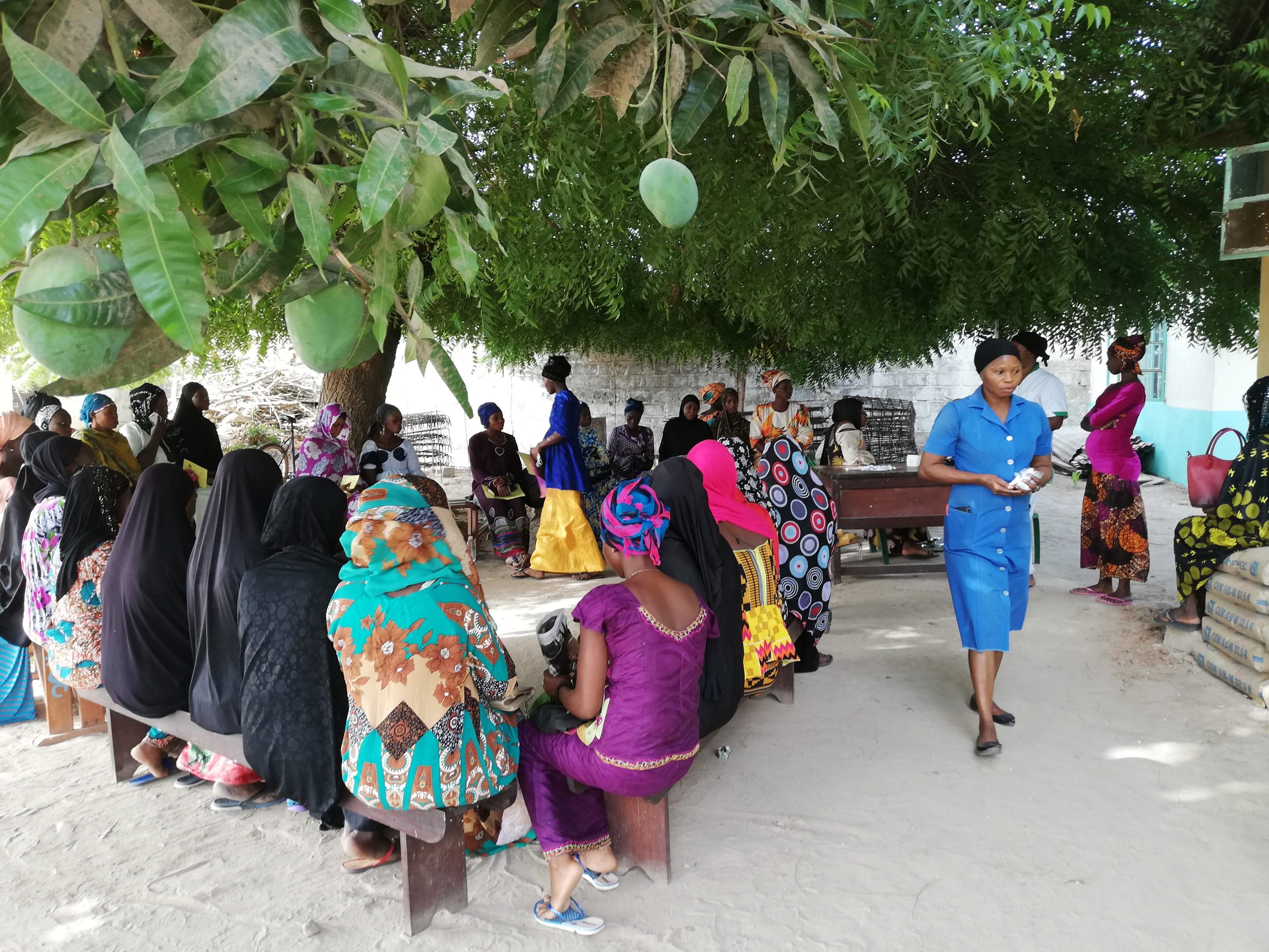 Zwangere vrouwen krijgen onder de mangoboom voorlichting over zwangerschap en bevalling
