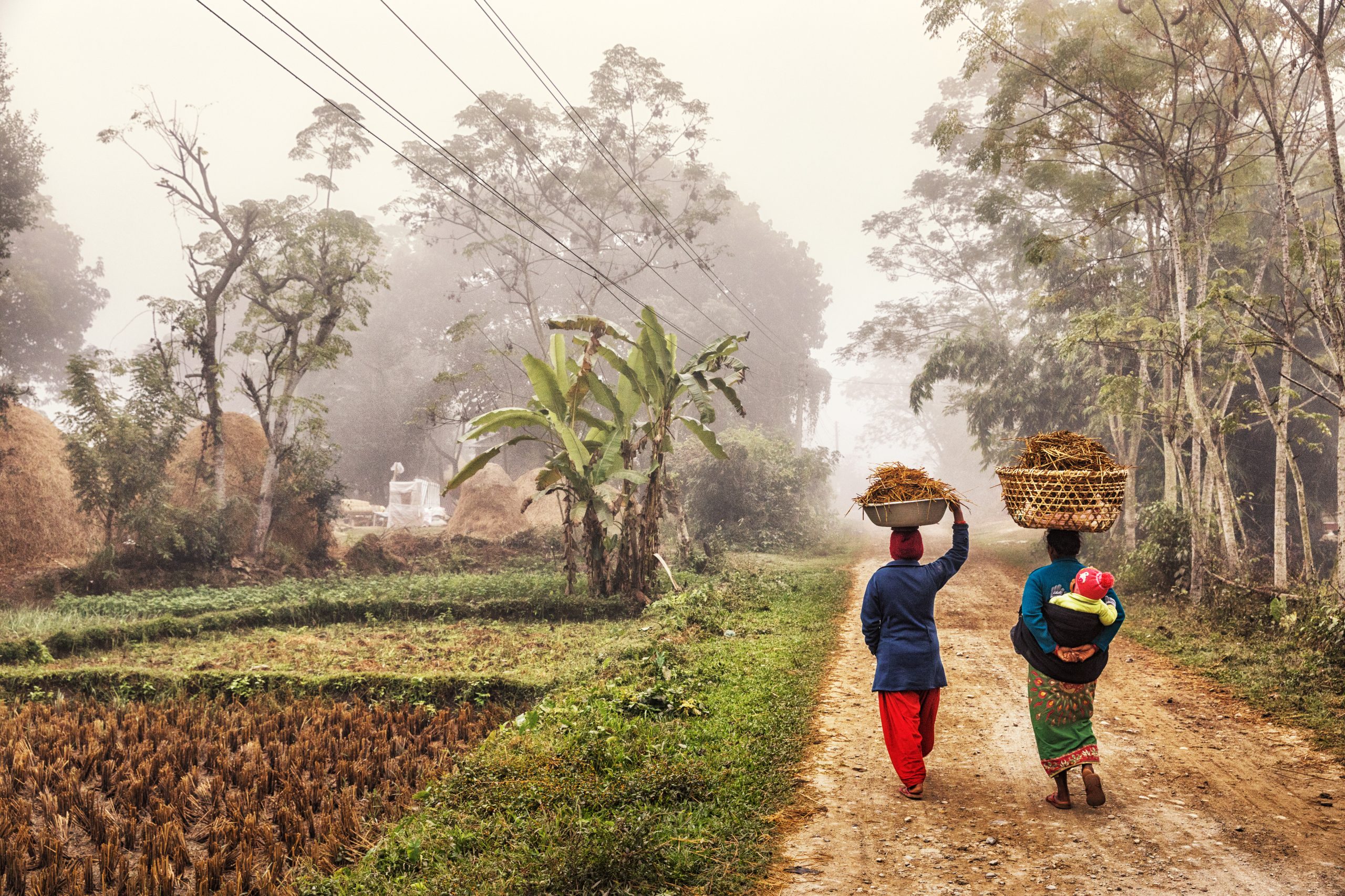 Vrouwen lopen in de mist in Nepal