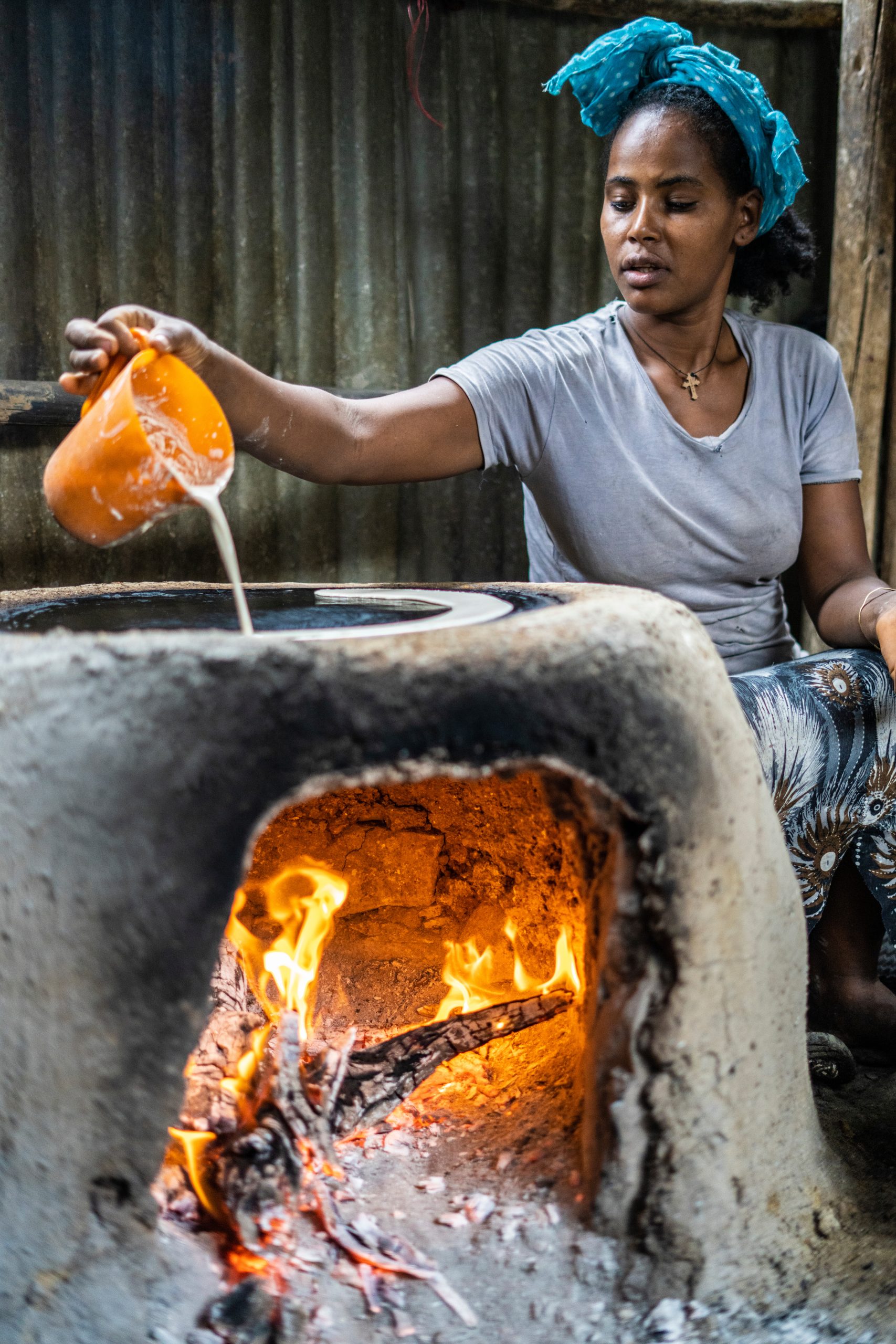 Vrouw bakt platbrood in een traditionele oven in Ethiopië