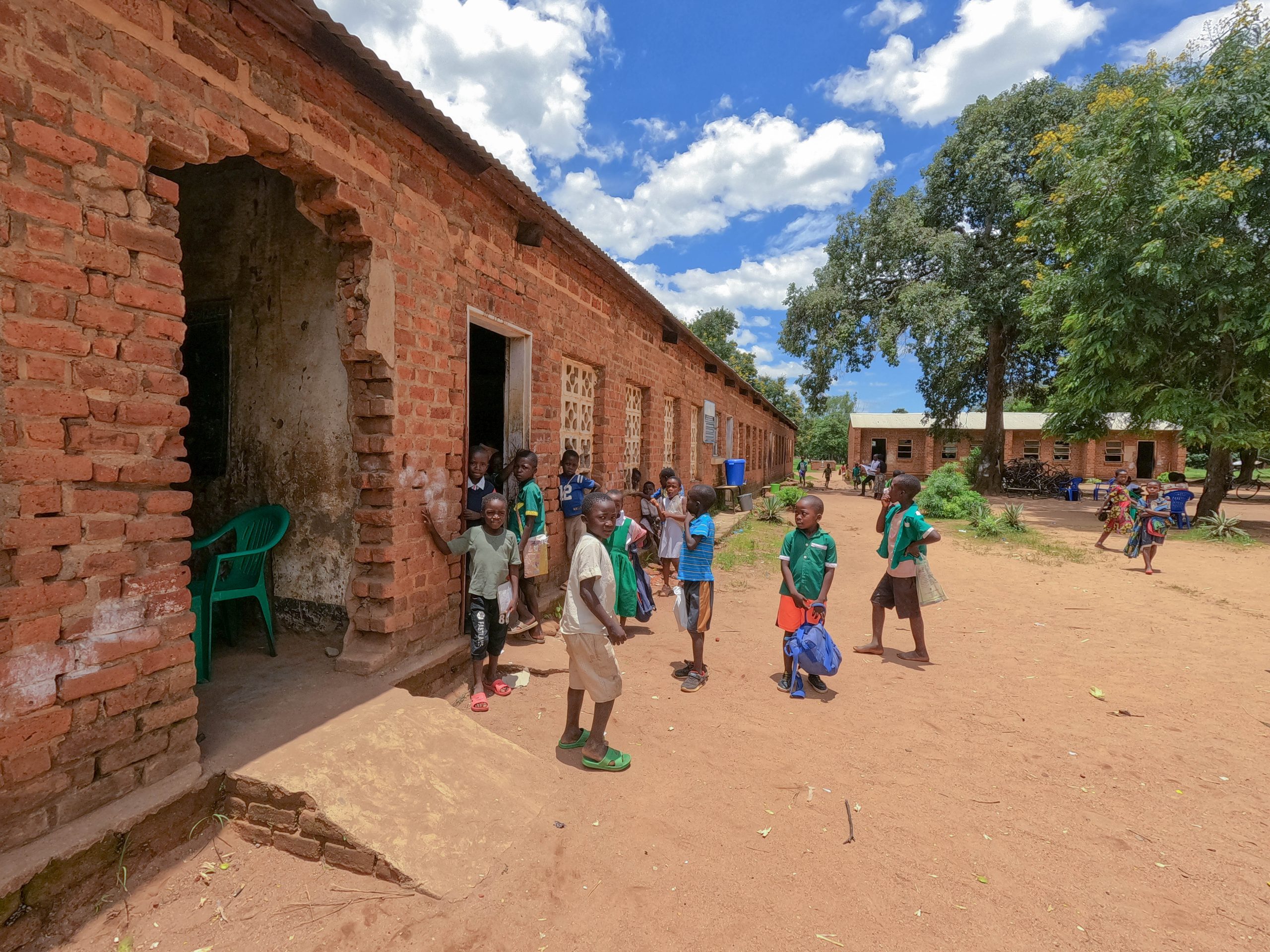 Kinderen bij een basisschool in Malawi