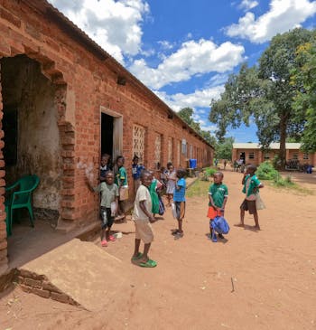 Kinderen bij een basisschool in Malawi