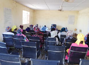 Mensen in Mali ontvangen training over vrouwenbesnijdenis.