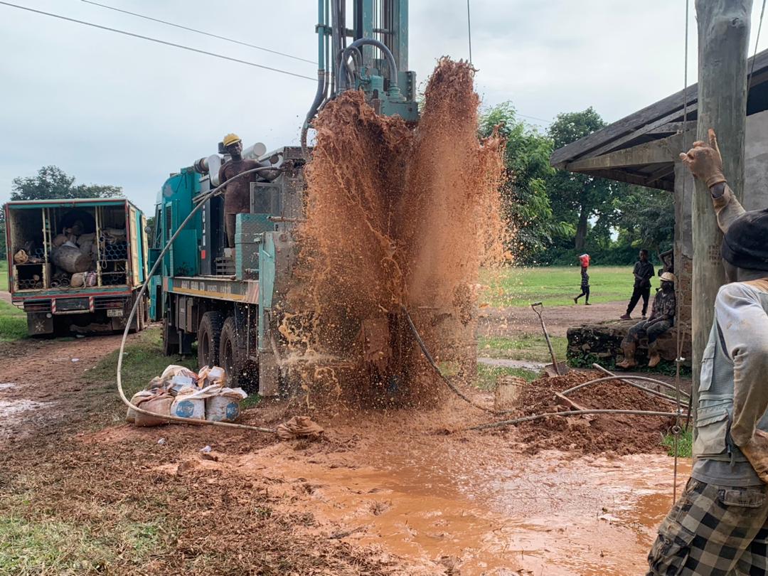 Drillen voor een waterput in Ghana