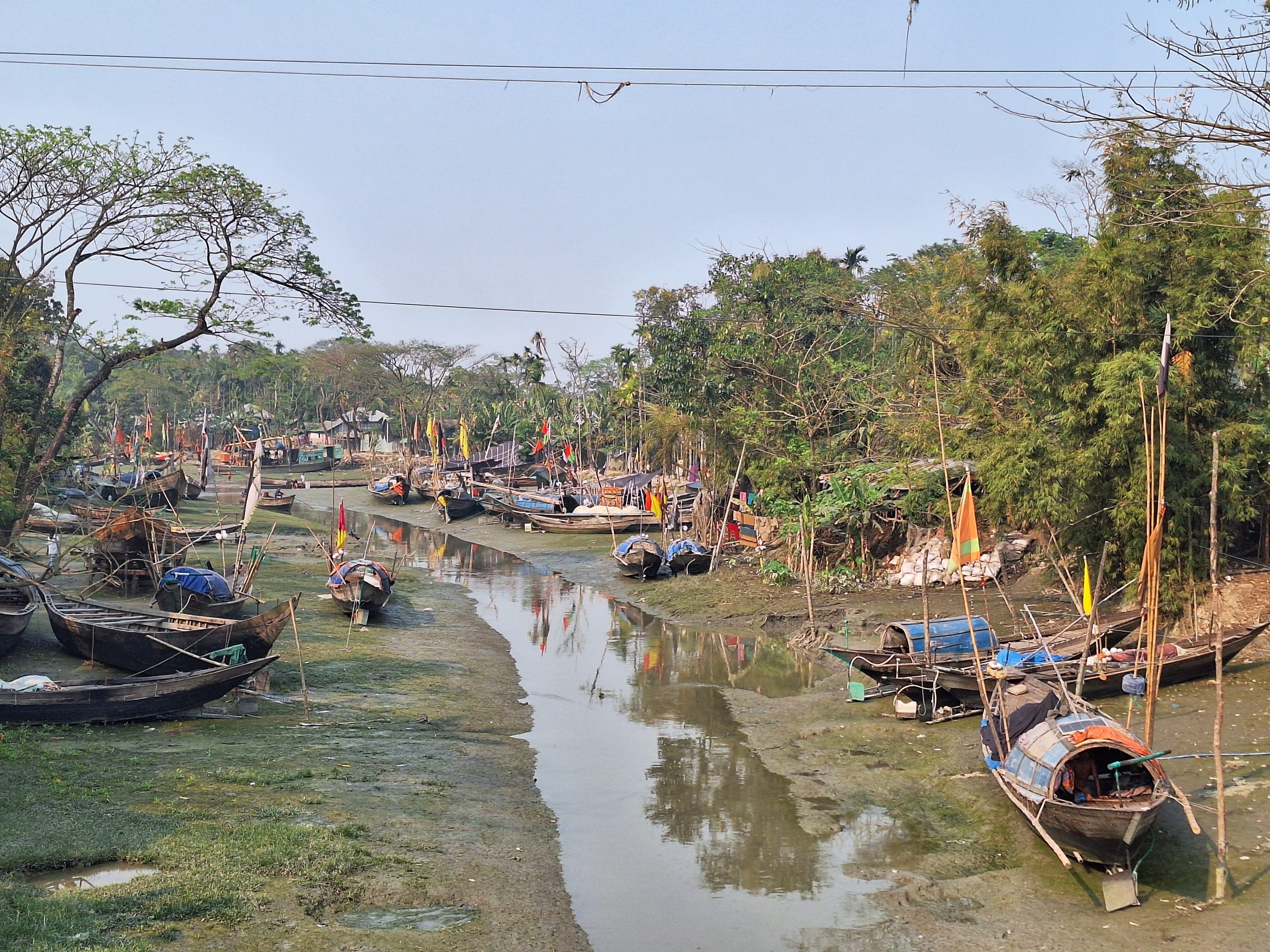 EEn veld vol met vissersbootjes en een klein slootje.