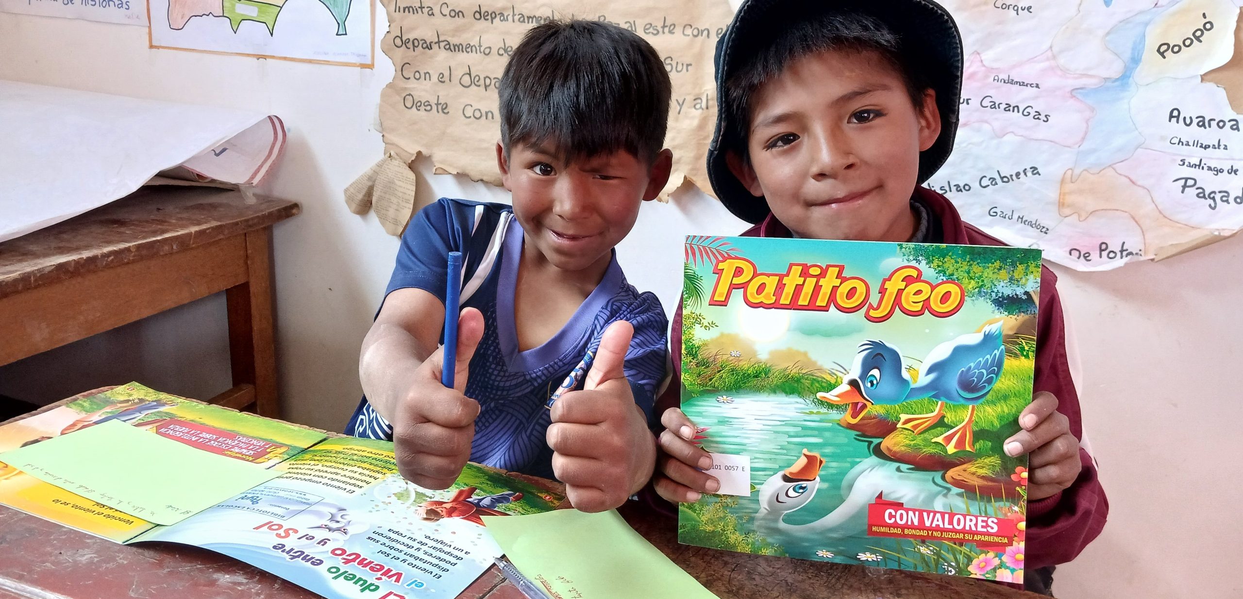 Twee jongens houden een boek vast