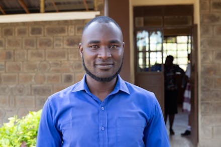 Een man voor een gebouw