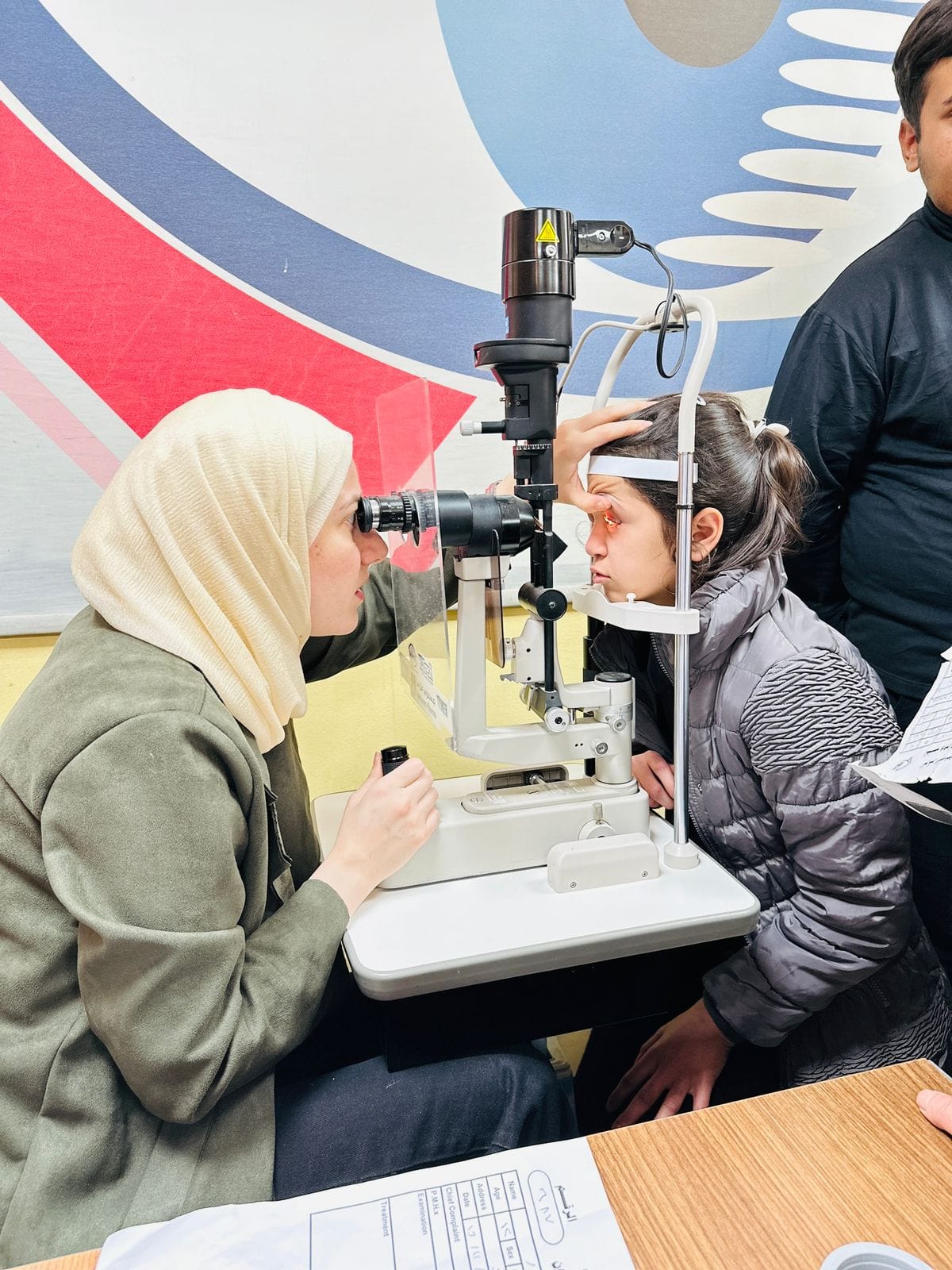 Een meisje krijgt oogzorg