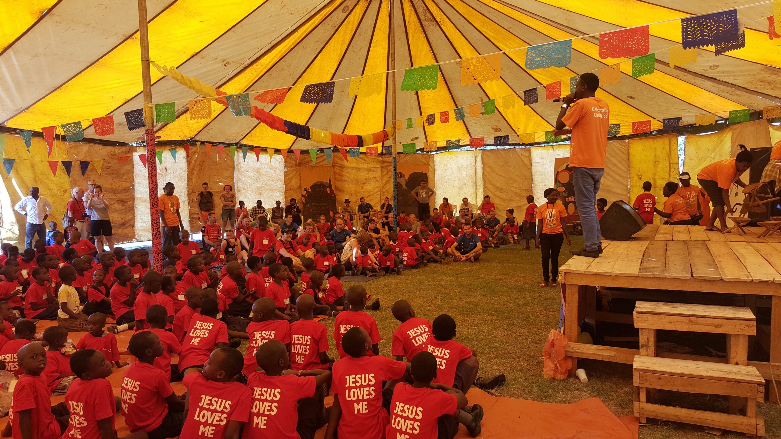 Een groep kinderen in een versierde tent