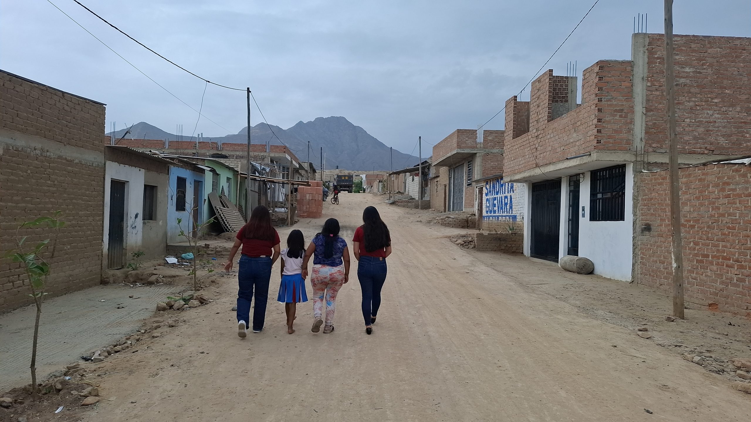 Kinderen en volwassen aan het lopen in Peru