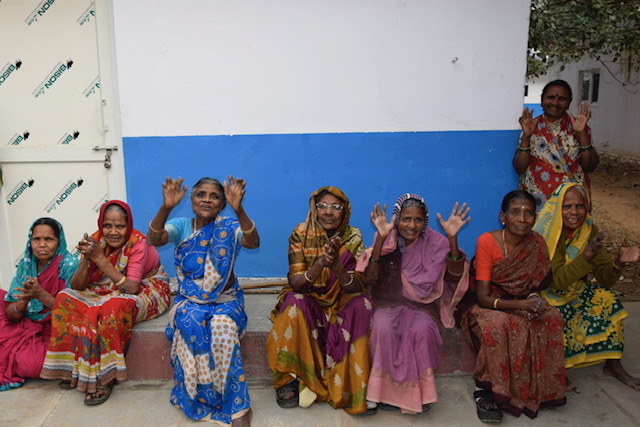 Vrouwen voor een gebouw