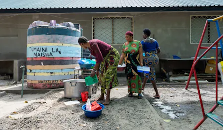 Vrouwen doen buiten afwas.