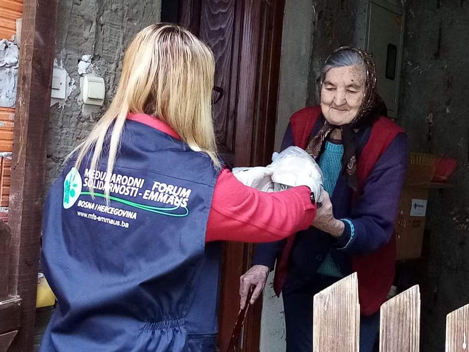 De lokale stichting Emmaus brengt maaltijden naar ouderen in Bosnië en Herzegovina