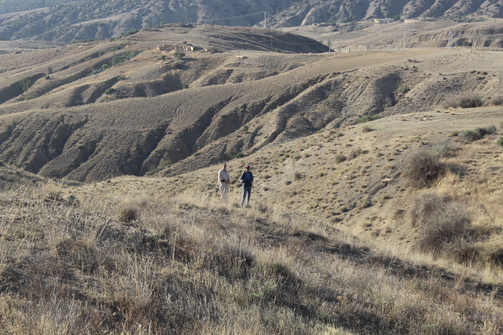 Twee mensen in een dor landschap