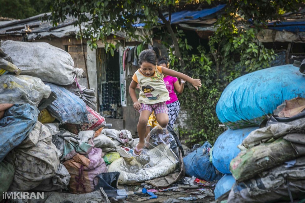 Meisje rennend met slippers
